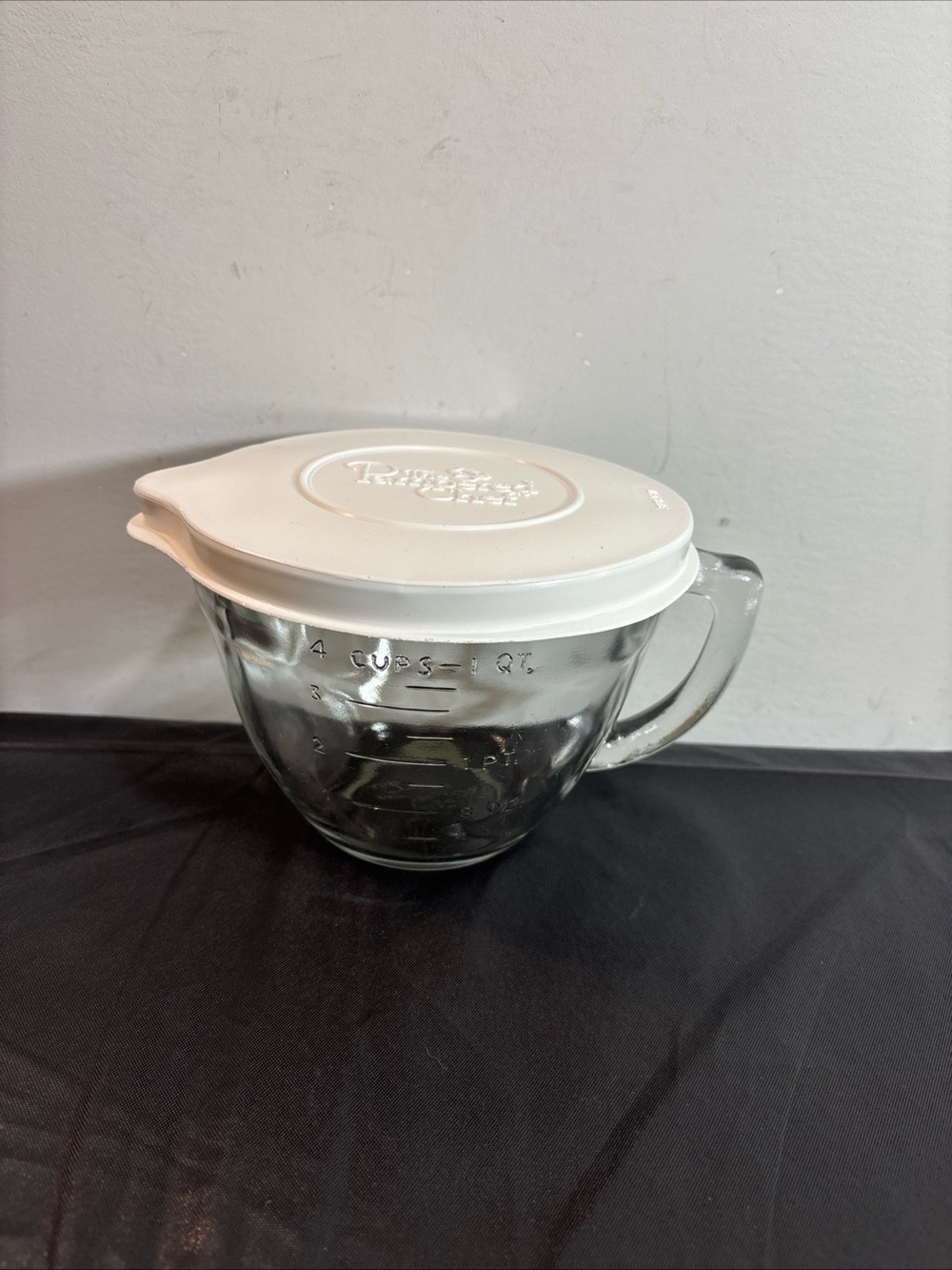 Pampered Chef 4cup Glass Measuring Cup with Lid. 9/25